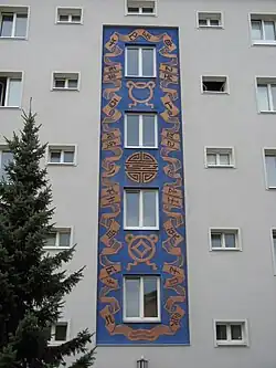 Sgraffito Chinesische Glückssymbole (1959) von Toni Schimek