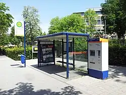 Bushaltestelle mit Fahrkartenautomat, Wiesbaden