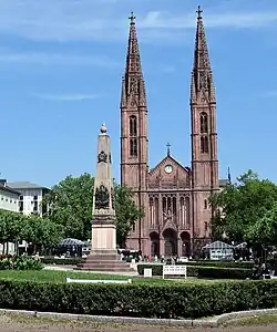 Luisenplatz mit Bonifatiuskirche, von der Rheinstraße aus gesehen
