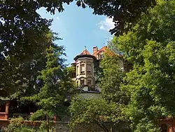 Blick aus dem Dambachtal auf eine der Villen der Kapellenstraße
