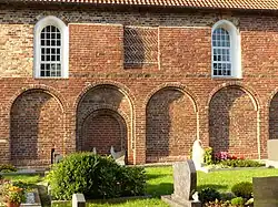 Südwand mit tiefer gesetzten Fenstern