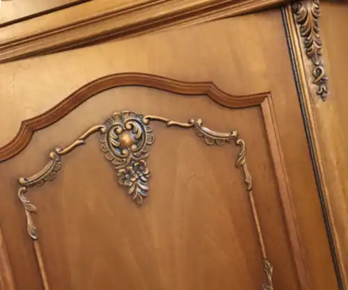 Schranktür Rokoko, 1982&nbsp;– Neuzeitliche Konstruktion aus vollflächig furniertem Holzwerkstoff (Sperrholz oder Spanplatte), außen mit Rahmenaufdoppelung, mittlere Fläche mit applizierten geschweiften Profilen und Schnitzereien zur Darstellung einer Füllung. Vorteil: Formstabilität bei Wechsel der Luftfeuchtigkeit.