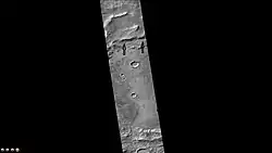 Der Krater Cruls. Aufnahme durch die CTX-Kamera des Mars Reconnaissance Orbiter. Die Pfeile zeigen auf alte Gletscher.
