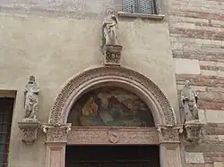 Renaissanceportal von Gerolamo Giolfino mit der von seinem Neffen Nicola Giolfino geschmückten Lünette