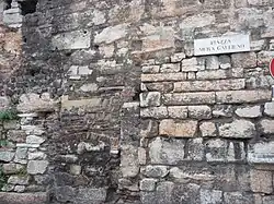 Reste der unter Kaiser Gallienus erbauten Mauern hinter der Arena