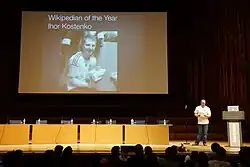 Jimmy Wales gibt bei Wikimania bekannt, dass Kostenko als Wikipedianer des Jahres ausgezeichnet wurde