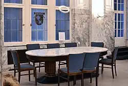 Tisch im Marmorsaal vor dem Bremer Fenster