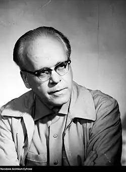 Gesichtsaufnahme ab oberen Brustkorb von vorne in schwarzweiß.