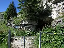 Vor dem Eingang zum Wildenmannlisloch