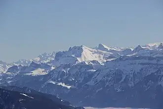 Wildgärst (Bildmitte) und Schwarzhorn (rechts davon) von Westen im Winter