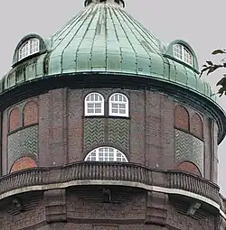 Kopf des Turms mit Ziermauerwerk