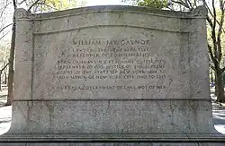 Granittafel mit Inschrift: WILLIAM JAY GAYNOR / LAWYER JURIST EXECUTIVE / DEFENDER OF CIVIL LIBERTIES / BORN ORISKANY, NY FEBRUARY 23, 1851, DIED / SEPTEMBER 10, 1913, JUSTICE OF THE SUPREME / COURT OF THE STATE OF NEW YORK 1894 TO / 1900 MAYOR OF NEW YORK CITY 1910 TO 1913 / "OURS IS A GOVERNMENT OF LAWS NOT OF MEN"