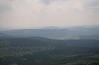 Hopperkopf (vorne) unter anderem mit Freifläche bei Küstelberg und Fernmeldeturm auf dem Bollerberg (hinten) aus der Luft