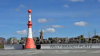 Bremerhaven Unterfeuer am Willy-Brandt-Platz mit dem Oberfeuer im Hintergrund