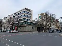 Neubau Bundesallee 21 (rechts hinter dem Baum von der Ecke Bundesallee/Trautenaustraße)
