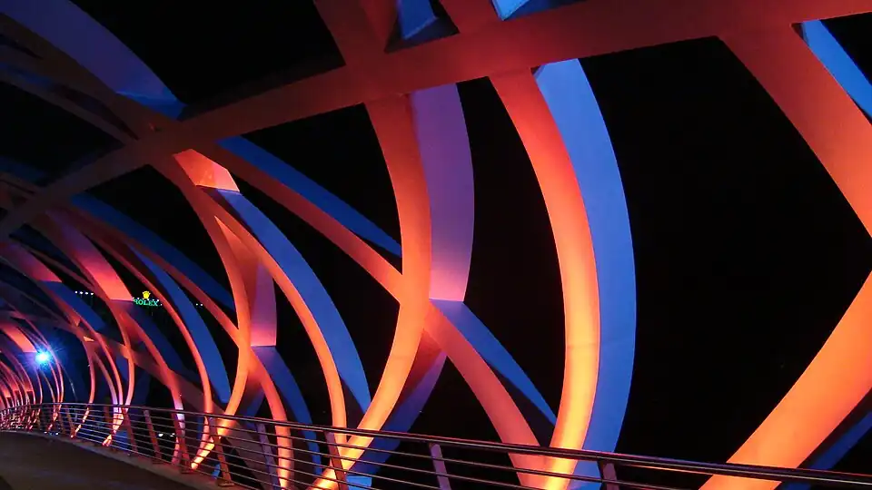 Brückeninnenkonstruktion bei Nacht.