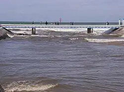 Flussmündung mit Fußgängerbrücke