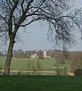 See und gotische Folly auf dem Anwesen von Wimpole Hall