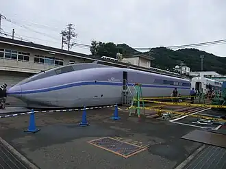 Erhaltener Steuerwagen des Triebzuges 500-900 im Betriebswerk Hakata