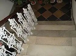 Stiegenhaus mit Kaisersteinstufen, teilweise ausgebessert