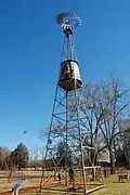 Windpumpe mit im Stahlgittermast integriertem Wasserhochbehälter aus Holz, Geschichtspark in Plains, Georgia, USA (2008)