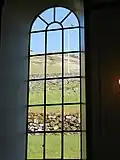 Fenster der Kirche von Haldórsvík.
