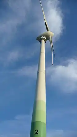 Wind­kraftrad mit Aus­sichts­kanzel