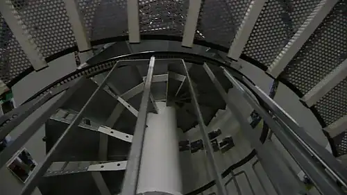 Wendel­treppe im Innern der Wind­kraft­anlage