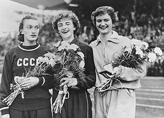 Nadeschda Chnykina (1952, links)