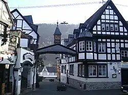 Blick zum Weinhexbrunnen Richtung Mosel