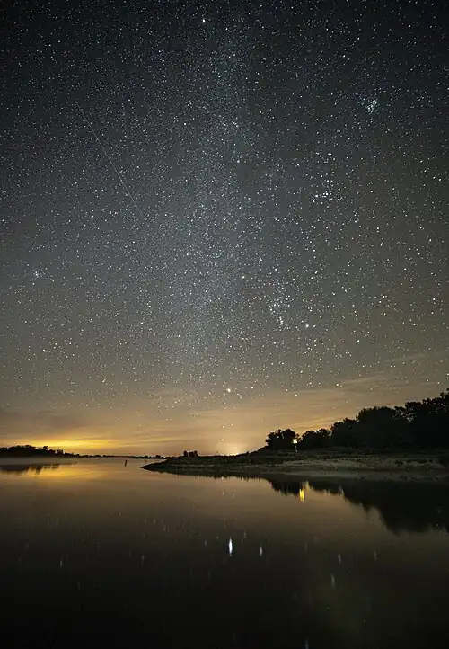 Das Wintersechseck wurde am 7.&nbsp;Oktober 2019 um 04:45&nbsp;Uhr in Besandten/Brandenburg in Himmelsrichtung Ostsüdost aufgenommen. Capella (nahezu im Zenit) bildet die Spitze des Sechsecks. Im Wasser spiegelt sich Sirius.