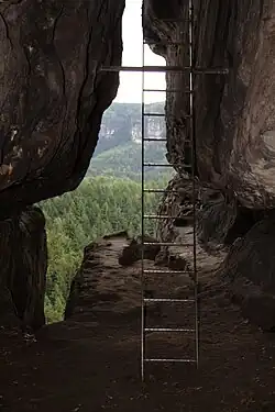 Aufstieg zum Gipfelplateau in der Klufthöhle des Wintersteins