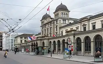 Empfangsgebäude und "Stadttor" (2016)