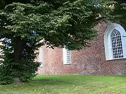 Südseite mit dem Bogen der einstigen Frauentür