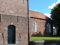 Ansicht von Süden, am Turm niederländischer Hinweis auf die KERK-VOOGDEN (Kirchenvögte) von 1761