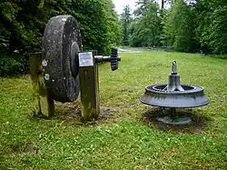 Schleifstein und Girard-Turbine aus der Schleiferei im Schlauch