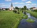 Blick auf die Kirche Saint-Rémi und den Fluss Wiseppe