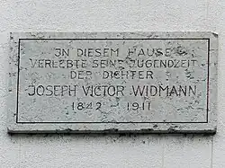 Joseph Victor Widmann (1842–1911) Schriftsteller, Redakteur, Feuilletonist, Literaturkritiker und Journalist. Wohnhaus an der Kanonengasse 1, 4410 Liestal, Schweiz. Inschrift über der Tür: In diesem Hause verlebte seine Jugendzeit der Dichter