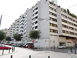 Das Terrassenhaus, Front an der Ecke Inzersdorfer Straße/Braunspergengasse