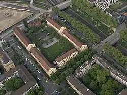 Erismannhof 2015, rechts die Bahnstrecke Zürich–Chur