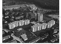 Wohnsiedlung Utohof ca. 1975. Im Hintergrund das Strassenverkehrsamt Albisgüetli
