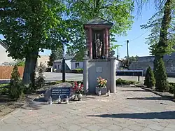 Standfigur des Hl. Rochus und Gedenkstein für Opfer von Kriegen, Pest und Hunger