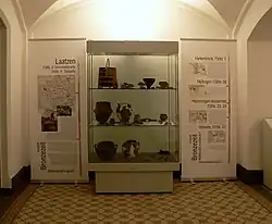 Ausstellungsvitrine zu verschiedenen Fundorten