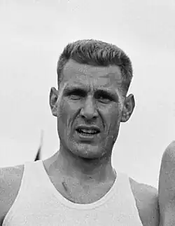 Wolfgang Fricke ist auf diesem Schwarzweißfoto im weißen Trikot zu sehen.