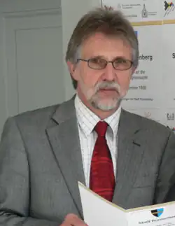 Portraitfoto von Wolfgang Walther bei einer Gedenkveranstaltung zur Reichspogromnacht