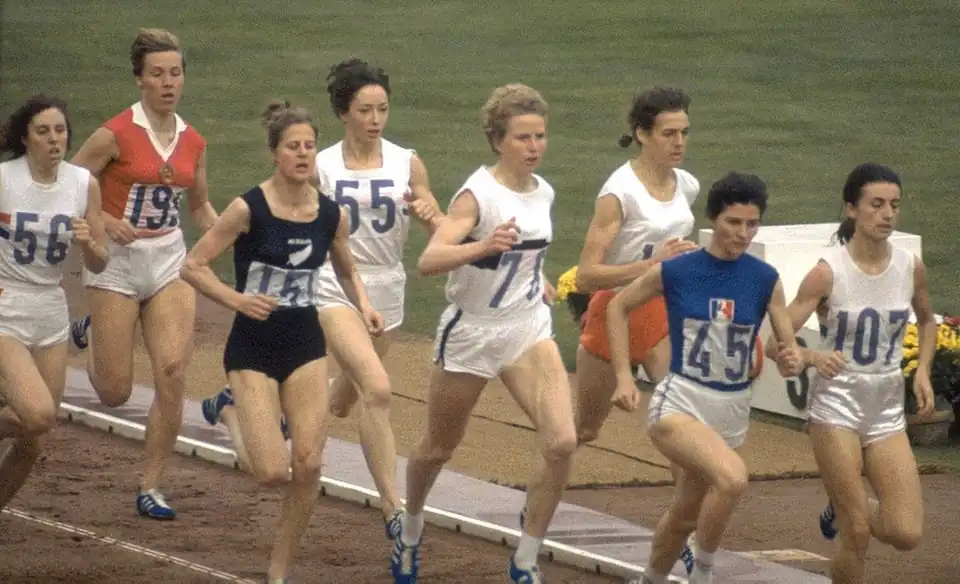 800-Meter-Finale der Frauen 1964: Marise Chamberlain im schwarzen Trikot gewinnt Bronze
