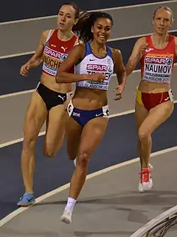 Adelle Tracey (Mitte) Rang sechs in 2:00,26&nbsp;min