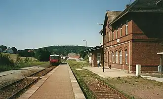 Ein Triebwagen fährt in den Bahnhof Worbis ein (August 1998)
