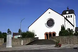 Pfarrkirche mit Martins-Standbild