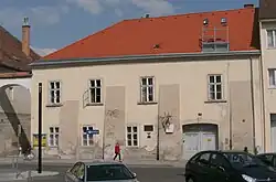 Lilienfelder Hof, links unter dem Schwibbogen die Einmündung der Puchheimgasse